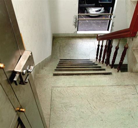 傳統米缸 臥室門對樓梯